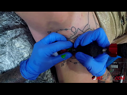 ❤️ Ekstreme tatuita varmulo Sully Savage ricevis tatuon sur sia klitoro ️❌ Porno vk ĉe ni % eo.pornplaybb.ru% ❤